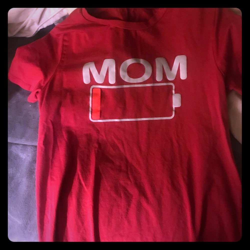 Red t shirt saying mom with battery low